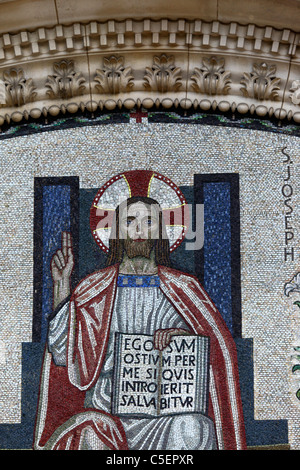 Detail der Mosaik von Christus Pantokrator über dem Westportal der Kathedrale des Kostbaren Blutes, Westminster, London, England Stockfoto