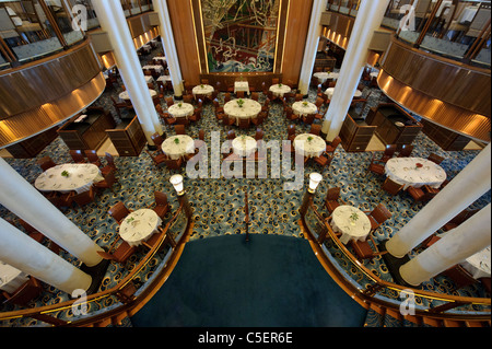 Die großzügige Einstellung des Britannia Restaurants auf der Queen Mary 2 Ozeandampfer. Stockfoto