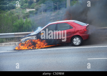 brennenden Renault Auto auf spanische Autobahn Stockfoto