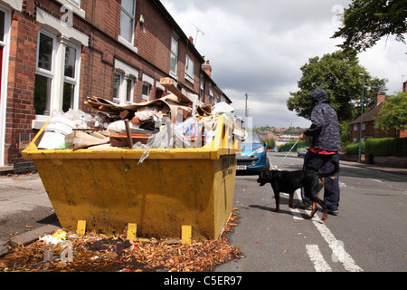 Ein überspringen vor einem Haus in Nottingham, England, Vereinigtes Königreich Stockfoto