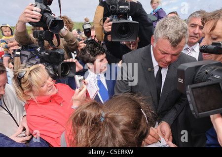 Darren Clarke gibt Autogramme, wie er zum Royal Portrush Golf Club zurück, nach dem Gewinn der British Open Championship 2011 Stockfoto