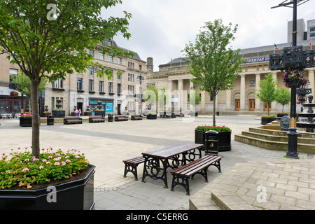 Stadtplatz im Zentrum Stadt mit der Caird Hall in den Hintergrund, Dundee, Central Lowlands, Scotland, UK Stockfoto