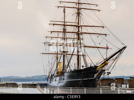 Die RRS Discovery (Scotts Antarktisexpedition Schiff) mit der Tay-Brücke hinter, Dundee, Central Lowlands, Scotland, UK Stockfoto