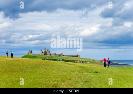 Wanderer auf dem Weg zwischen Craster und Dunstanburgh Castle in Northumberland Küste, Nord-Ost-England, Großbritannien Stockfoto