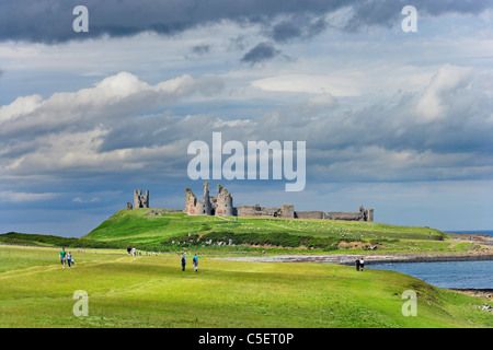 Wanderer auf dem Weg zwischen Craster und Dunstanburgh Castle in Northumberland Küste, Nord-Ost-England, Großbritannien Stockfoto