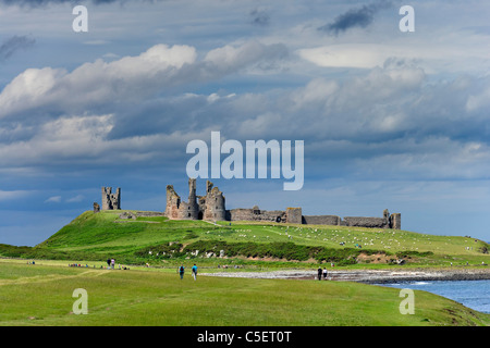 Wanderer auf dem Weg zwischen Craster und Dunstanburgh Castle in Northumberland Küste, Nord-Ost-England, Großbritannien Stockfoto