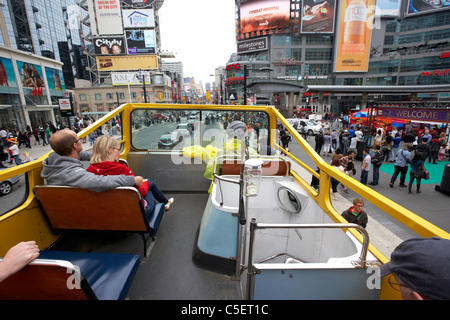 Öffnen Sie oben geführte Bus City Tour Oberdeck Innenstadt Yonge Dundas Square Toronto Ontario Kanada Stockfoto