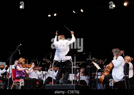 Winnipeg Symphony Orchestra unter der Leitung von Alexander Mickelthwate. Stockfoto