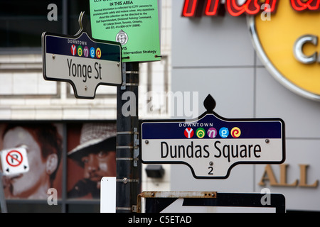 Streetsigns Innenstadt von Yonge street und Dundas square Toronto Ontario Kanada Stockfoto