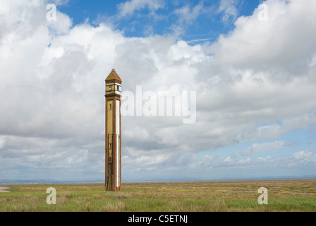 Der alte Leuchtturm am Rampside, in der Nähe von Barrow-in-Furness, mit Roa-Insel in der Ferne, Cumbria, England UK Stockfoto