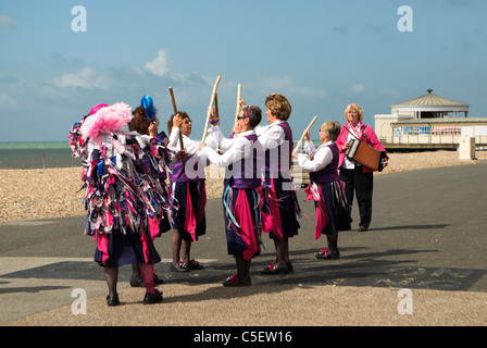 Morris Dancers auf Worthing direkt am Meer in West Sussex. Stockfoto