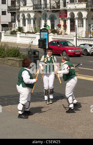 Morris Dancers auf Worthing direkt am Meer in West Sussex. Stockfoto