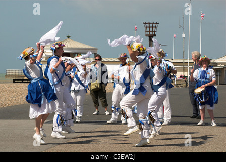 Morris Dancers auf Worthing direkt am Meer in West Sussex. Stockfoto