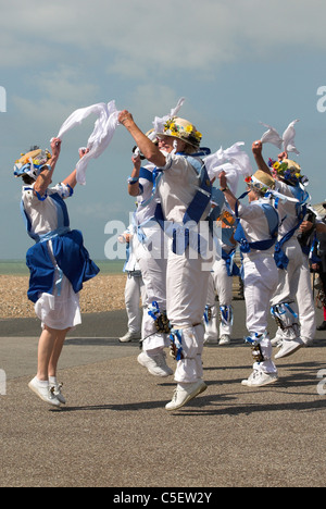 Morris Dancers auf Worthing direkt am Meer in West Sussex. Stockfoto