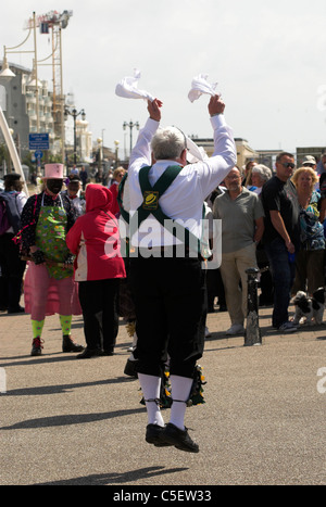 Morris Dancers auf Worthing direkt am Meer in West Sussex. Stockfoto