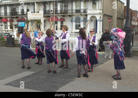 Morris Dancers auf Worthing direkt am Meer in West Sussex. Stockfoto