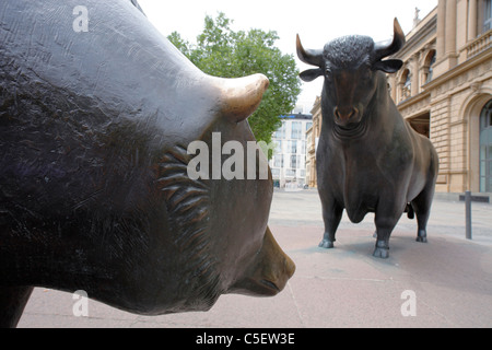 Bulle und Bär Statuen außerhalb der Börse Frankfurt am Main Stockfoto