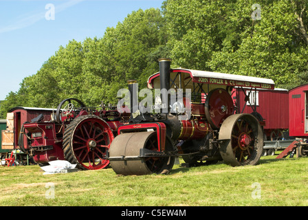 Eine Szene aus einem Steam Rally mit einem Fowler DNC Typ Straßenwalze "Hermes" - gebaut im Jahre 1936. Stockfoto