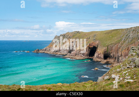 Höhlen am Pendower Cove an der West Cornwall-Küste in der Nähe von Endland, Cornwall UK Stockfoto