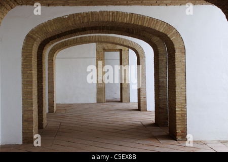 Bögen im Hof im Alcazar von Christian Kings, Córdoba, Andalusien, Spanien, 18. April 2011. Stockfoto