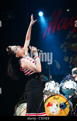 Imelda May auf der Hauptbühne beim Larmer Baum Festival 2011, UK. Stockfoto