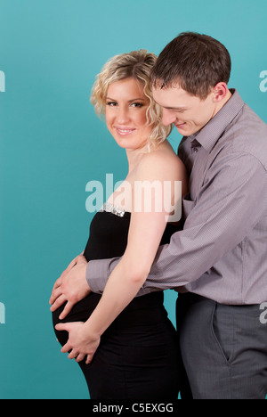 Mann umarmt schwangere Frau Stockfoto