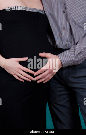 Mann und Frau Gefühl schwanger Frau bump Stockfoto