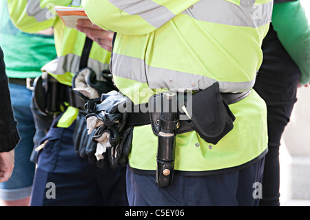 Polizei-Gürtel mit Handschellen Schlagstock und Pfeffer-Spray im Vereinigten Königreich Stockfoto