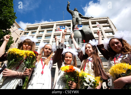 Russische Mädchen aus der russischen International Theatre School bei Enthüllung einer Statue von Yuri Gagarin in der Mall, London Stockfoto