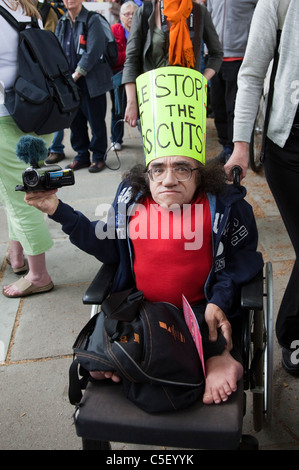 Tausende von Menschen mit Behinderungen marschierten durch London am härtesten getroffen März aus Protest gegen staatliche Budgetkürzungen. Stockfoto