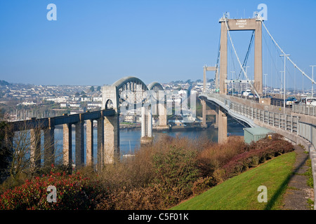 Royal Albert Bridge (Eisenbahn) und Tamar Bridge (Straße), die von Devon nach Cornwall, Plymouth, Devon, England, Großbritannien, führt Stockfoto