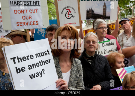 Tausende von Menschen mit Behinderungen marschierten durch London am härtesten getroffen März aus Protest gegen staatliche Budgetkürzungen. Stockfoto