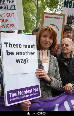 Tausende von Menschen mit Behinderungen marschierten durch London am härtesten getroffen März aus Protest gegen staatliche Budgetkürzungen. Stockfoto