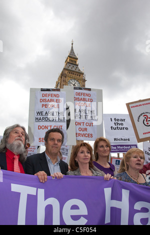 Tausende von Menschen mit Behinderungen marschierten durch London am härtesten getroffen März aus Protest gegen staatliche Budgetkürzungen. Stockfoto