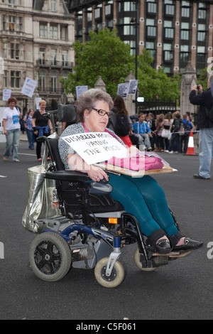 Tausende von Menschen mit Behinderungen marschierten durch London am härtesten getroffen März aus Protest gegen staatliche Budgetkürzungen. Stockfoto