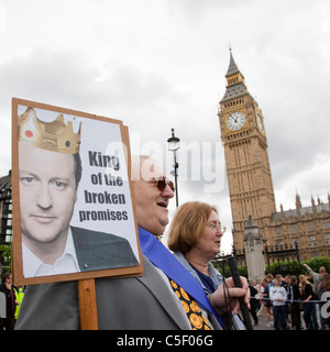 Tausende von Menschen mit Behinderungen marschierten durch London am härtesten getroffen März aus Protest gegen staatliche Budgetkürzungen. Stockfoto