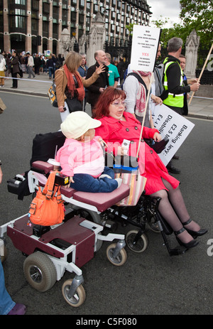 Tausende von Menschen mit Behinderungen marschierten durch London am härtesten getroffen März aus Protest gegen staatliche Budgetkürzungen. Stockfoto