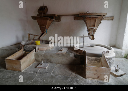 Das Innere einer traditionellen Wassermühle, in der Getreide zu Mehl gemahlen wurde, auf Flores Island, Azoren, Portugal. Stockfoto