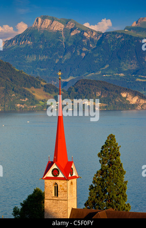 Pfarrkirche St. Maria mit Blick auf den Vierwaldstättersee und die Alpen, Weggis Luzern Schweiz Stockfoto