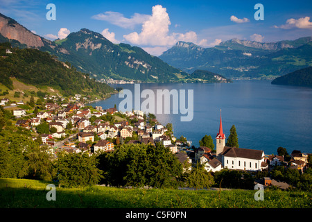 Resort Stadt von Weggis mit Blick auf den Vierwaldstättersee in den Schweizer Alpen, Schweiz Stockfoto