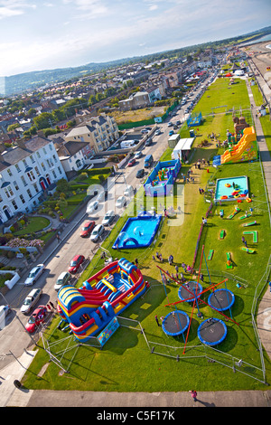 Erhöhten Blick auf BounceWorld, ein Vergnügungspark für Kinder entlang der Promenade von Bray, Co. Wicklow, Irland Stockfoto