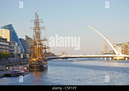 Die Großsegler vertäut Jeanie Johnston auf den Fluss Liffey im Zentrum von Dublin. Samuel Beckett Bridge auf rechten Seite. Stockfoto