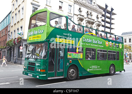 Ein Dublinbus offenen Sightseeing-Bus mit Fahrgästen im Zentrum von Dublin, Republik Irland Stockfoto