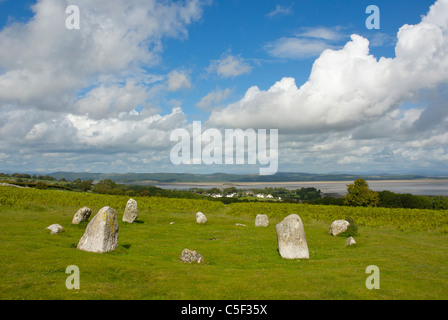 Steinkreis auf Birkrigg, in der Nähe von Ulverston, Cumbria, England UK, mit Dorf von einer im Hintergrund. Stockfoto