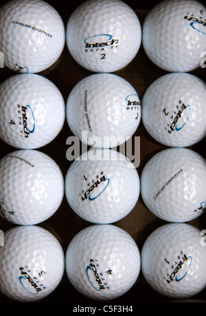 Ein Golf-Themen abstrakte Stilleben, bestehend aus einem Dutzend glänzende neue Golfbälle, symmetrisch gruppiert in Reihen. Stockfoto