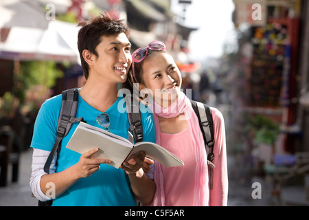 Junges Paar erkunden Dali Stockfoto