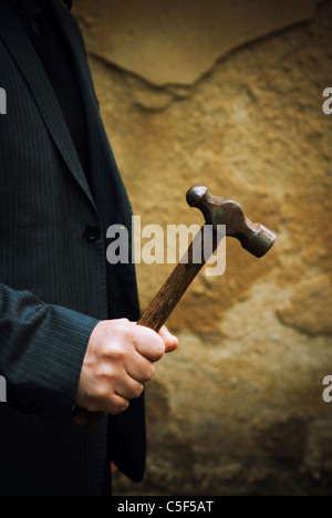 Verbrecher, die mit einem hammer Stockfoto