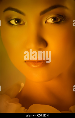 Junge asiatische Frau, Blick in die Kamera Stockfoto