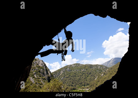 Rock Climber Silhouette an einem sonnigen Tag klettern hoch Stockfoto