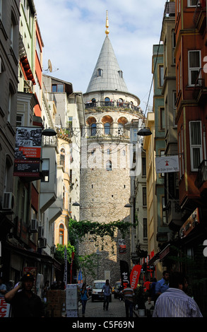 ISTANBUL, TÜRKEI. Ein Blick auf den Galata-Turm im Stadtteil Beyoglu der Stadt. 2011. Stockfoto